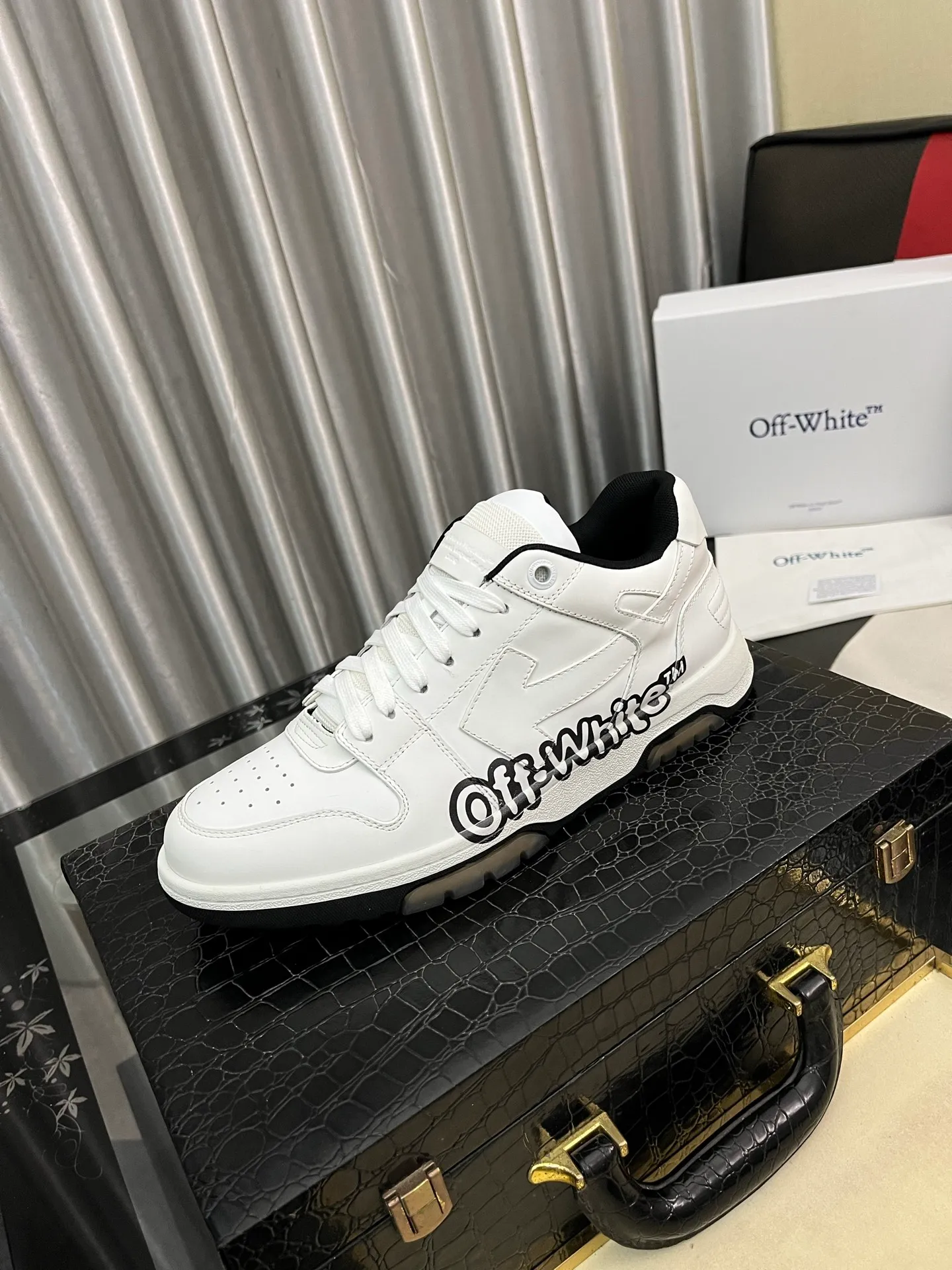 Men's shoes 💰600⌚️⌚️ OFF-White C/O VirGil Abloh fashionable and versatile casual shoes. Exclusive first release of the new model. Made of environmentally friendly cowhide leather and mesh fabric upper material. The insole is embedded with foam cushioning EVA material. The correct midsole is equipped with EVA lightweight cushioning. External tooth nail rubber outsole. The correct accessories can be customized simultaneously. Women's model: 35-40 Men's model: 39-45